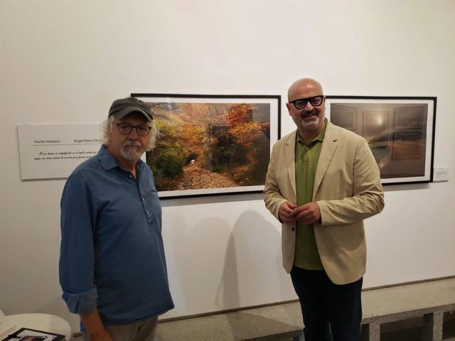 El fotógrafo Ángel Pérez (izda) con el concejal de Cultura, Juan Carlos Monroy.