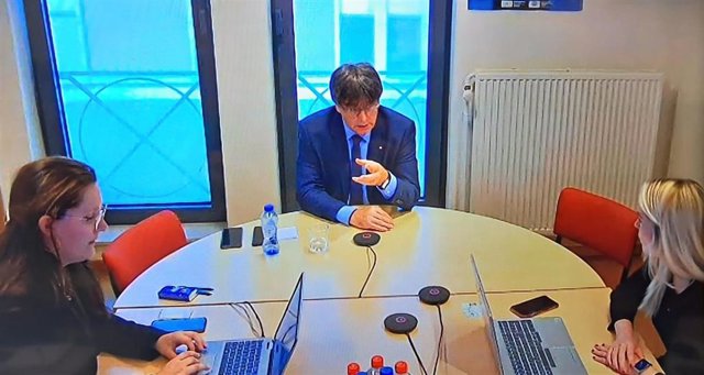 El expresidente del Govern Carles Puigdemont comparece por videconferencia en el jucio en la Audiencia de Barcelona al exconseller Miquel Buch y al mosso Lluís Escolà por presuntamente darle escolta en Bélgica tras el 155.