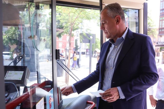 José Luis Sanz, en el interior de un autobús de Tussam.