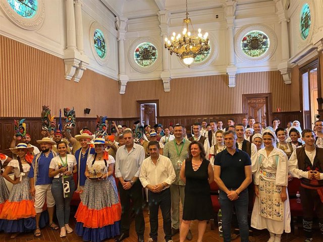 Recepción a grupos que participan en el 36º Festival Folk del Mundo.