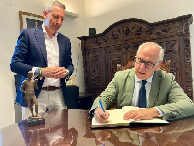 Jesús Estrella con el alcalde de Segura de la Sierra