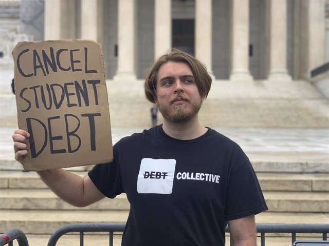 Un estudiante protesta delante del Tribunal Supremo de EEUU 