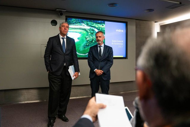 (I-D) El nuevo consejero delegado de Indra, José Vicente de los Mozos, y el presidente de Indra, Marc Murtra, durante la junta general ordinaria de accionistas de Indra, a 30 de junio de 2023, en Alcobendas, Madrid (España). 