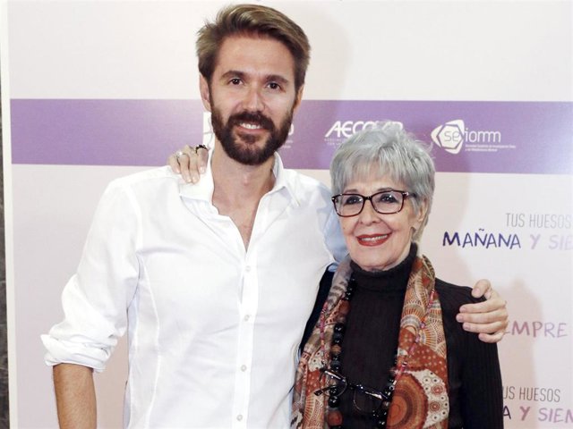 Archivo - Concha Velasco y su hijo Manuel, en una imagen de archivo