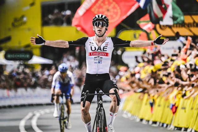 El ciclista británico Adam Yates (UAE Team Emirates) gana la primera etapa del Tour de Francia 2023 en Bilbao