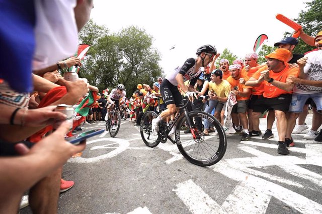Miles de personas se vuelcan con el paso del Tour por Bizkaia en una etapa ganada por Adam Yates