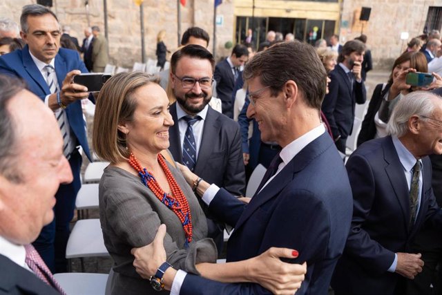 El nuevo presidente de La Rioja, Gonzálo Capellán, y la portavoz del Partido Popular en al Congreso, Cuca Gamarra, durante la toma posesión del presidente en el Monasterio de Yuso, a 20 de junio de 2023, en San Millán de la Cogolla, La Rioja (España).