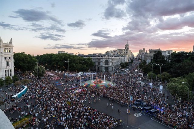 La manifestación del Orgullo LGTBI+ 2023 llega a la Plaza de Cibeles