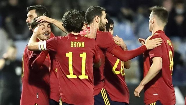 Sergio Gómez celebra un gol con la selección española sub-21.