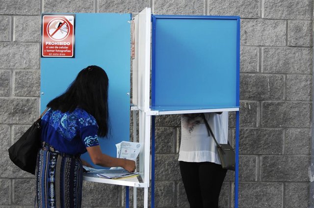 Una mujer votando en las elecciones presidenciales de Guatemala
