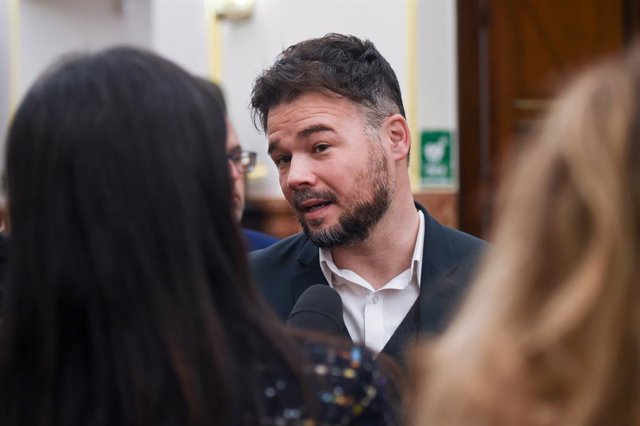 Archivo - El portaveu d'ERC al Congrés, Gabriel Rufián, en unes declaracions als mitjans abans d'una sessió plenària al Congrés dels Diputats (Madrid)