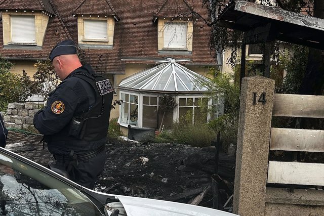 01 July 2023, France, l'Hay-les-Roses: A policeman stands in front of the house of the Mayor of l'Hay-les-Roses Vincent Jeanbrun. 