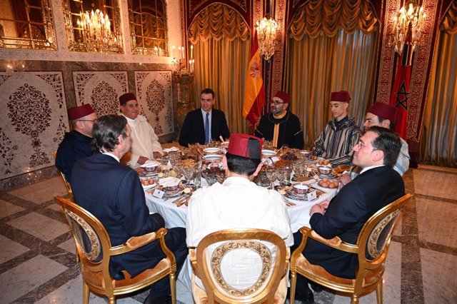 Archivo - El president del Govern central, Pedro Sánchez, i el rei Mohamed VI durant el sopar que han mantingut després de la seva trobada a Rabat