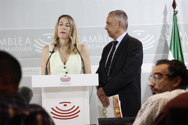 La presidenta del PP de Extremadura, María Guardiola y el portavoz de Vox en la Asamblea de Extremadura, Ángel Pelayo Gordillo.