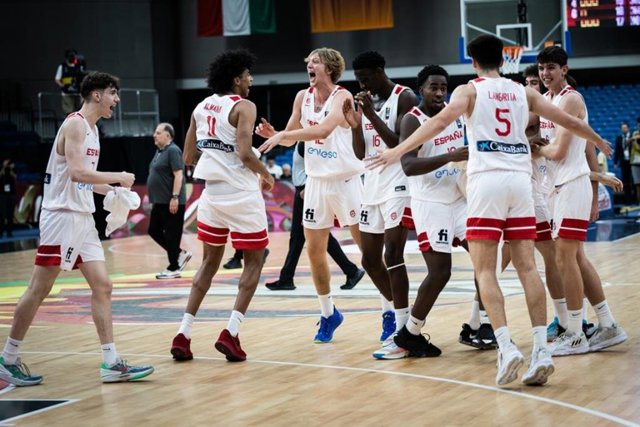 La selección española de baloncesto celebra una victoria en el Mundial sub-19.