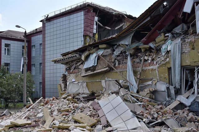 Edificio dañado por los ataques en Komishuvaja, Ucrania