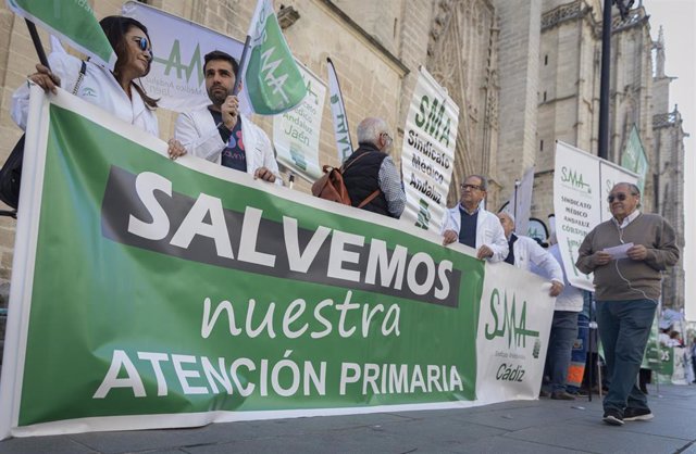 Archivo - Médicos de Atención Primaria durante una concentración en la Avenida de la Constitución.