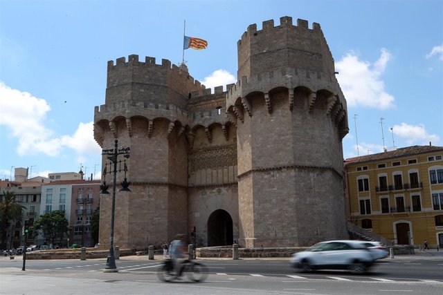 Archivo - Bandera de España a media asta en las Torres de Serrano