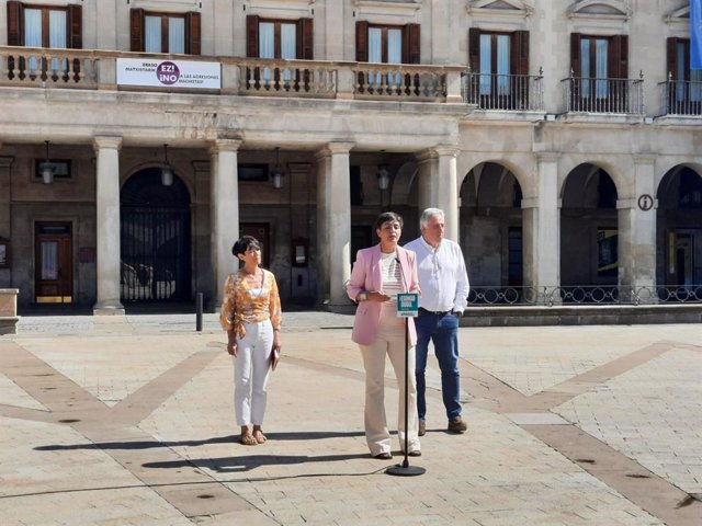 Los candidatos de EH Bildu al Congreso Joseba Asiron, Maddalen Iriarte y Rocío Vitero han celebrado este lunes un acto electoral en la Plaza Nueva de Vitoria-Gasteiz