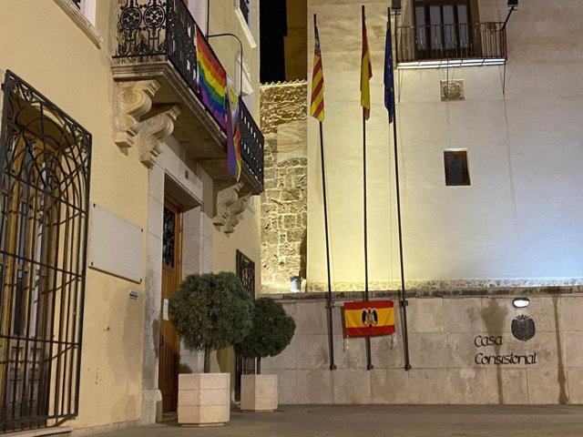 Fachada del Ayuntamiento de Albaida con las banderas LGTBI antes de ser arrancadas y con la franquista en la pared contigua