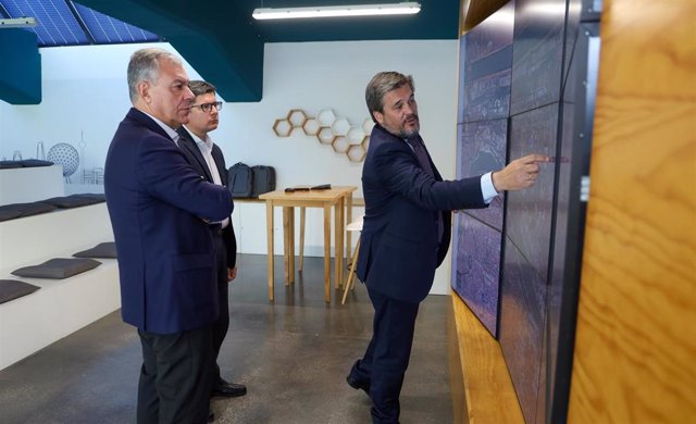 El director gerente del PCT Cartuja, Luis Pérez, primero por la derecha, junto con el alcalde de Sevilla, José Luis Sanz, y el delegado del Área de Cartuja y Parques Innovadores, Álvaro Pimentel.