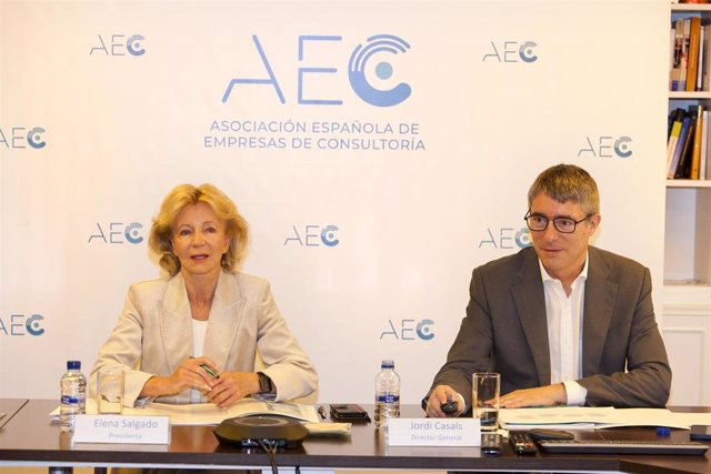 La presidenta de AEC, Elena Salgado y el director de la asociación, Jordi Casal.