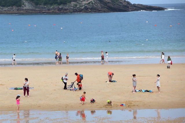 Archivo - Bañistas en la Playa de la Concha 