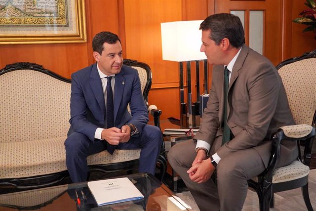El presidente de la Junta, Juanma Moreno, conversa con el alcalde de Córdoba, José María Bellido.