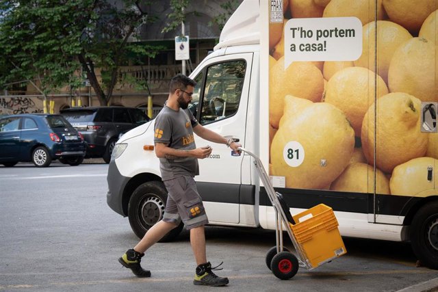 Archivo - Un repartidor con una carretilla.