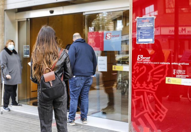Archivo - Varias personas con cita previa esperan para entrar en una oficina del SEPE (antiguo INEM), en València