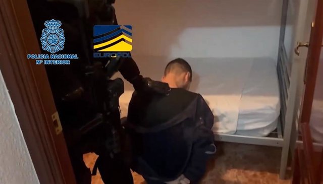 Uno de los 15 detenidos en Almería y Málaga acusado de integrar una red que introducía migrantes sirios y argelinos en la UE.