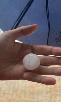 Bola de granizo caída este lunes en València