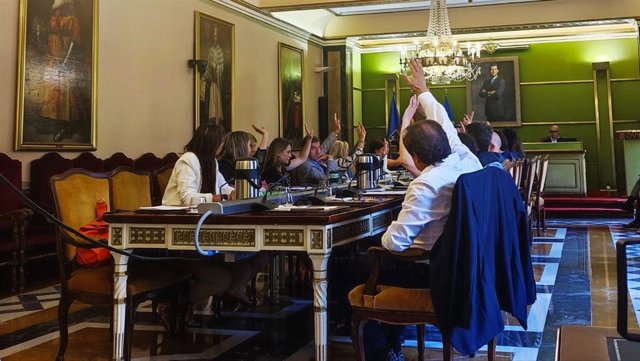 Votación en el pleno del Ayuntamiento de Oviedo relativa a las asiganaciones a los grupos municipales.