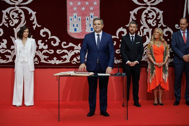 El consejero de Vivienda, Transportes e infraestructuras, Jorge Rodrigo, toma posesión de su cargo.