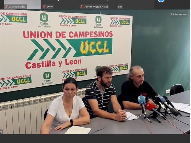 Responsables de UCCL, con el coordinador regional en el medio, Jesús Manuel González Palacín, durante su comparecencia para anunciar movilizaciones para reclamar ayudas directas por la sequía.