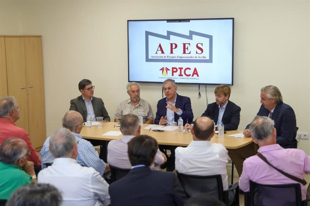 El alcalde de Sevilla se reúne con el presidente y miembros de APES para abordar la situación de los parques empresariales.