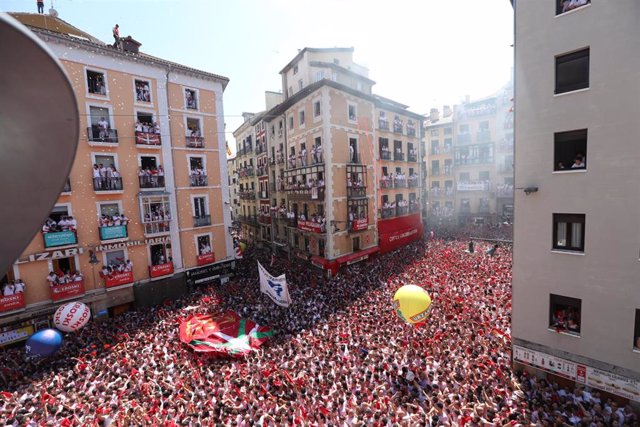 Archivo - Miles de personas celebran el Chupinazo que da inicio a los San Fermines de 2019 en Pamplona (Navarra).