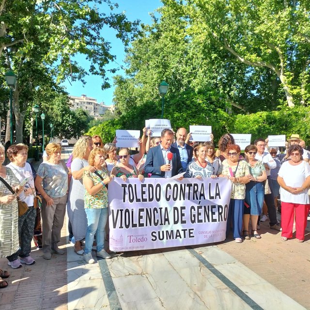 Concentración contra la violencia de género del Consejo de la Mujer en Toledo.