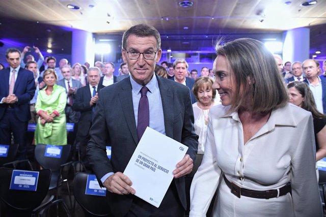 El presidente del Partido Popular y candidato a la Presidencia del Gobierno, Alberto Núñez Feijóo y la portavoz del PP en el Congreso y secretaria general del partido, Cuca Gamarra, a su llegada a la presentación del programa electoral para las elecciones