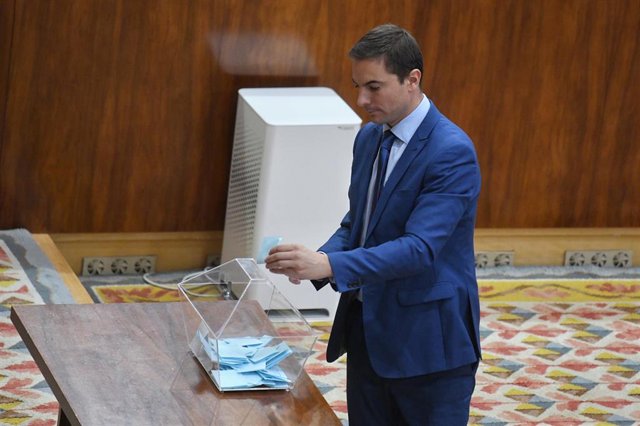 El portavoz del PSOE en la Asamblea, Juan Lobato, vota para elegir la composición de la mesa durante una sesión plenaria de comienzo de la XIII Legislatura en la Comunidad de Madrid, en la Asamblea de Madrid, a 13 de junio de 2023, en Madrid (España). La 