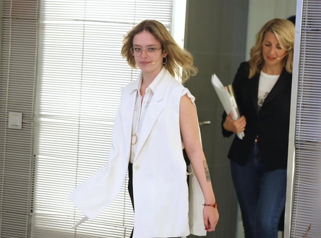 Archivo - La vicepresidenta segunda, Yolanda Díaz (d), y la escritora Elizabeth Duval (i), a su llegada a la presentación del libro ‘Melancolía', en Matadero Madrid, a 13 de abril de 2023, en Madrid (España). personas e imagina un futuro feliz y unido en 