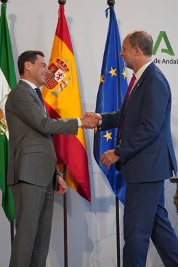 Juanma Moreno saluda a Nicolás Ruiz, en el acto de toma de posesión como nuevo rector de la UJA
