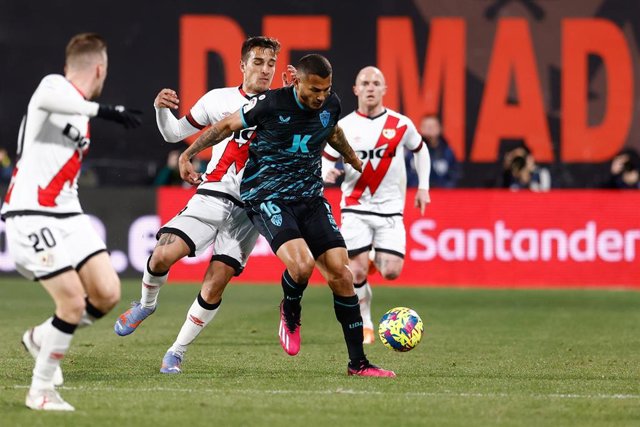 Archivo - El delantero del Almería Luis Suárez, ante el Rayo Vallecano en Vallecas. 