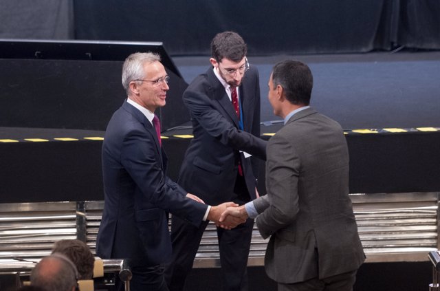 El secretario general de la Organización del Tratado del Atlántico Norte (OTAN), Jens Stoltenberg (i), saluda al presidente del Gobierno, Pedro Sánchez (d), en la tercera jornada de la 68º sesión anual de la Asamblea Parlamentaria