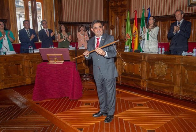 Archivo - Reyes con el bastón de mando de la Diputación