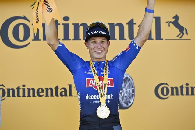 El ciclista belga Jasper Philipsen (Alpecin Fenix) celebrando un triunfo de etapa en el Tour de Francia.