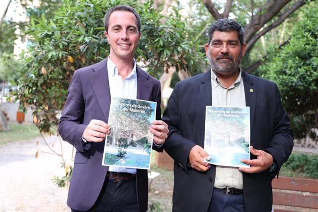 El candidato a la presidencia del Consell de Mallorca, Llorenç Galmés, junto al conseller electo de Vox, Pedro Bestard, en la presentación del acuerdo de ambas formaciones para la institución insular.