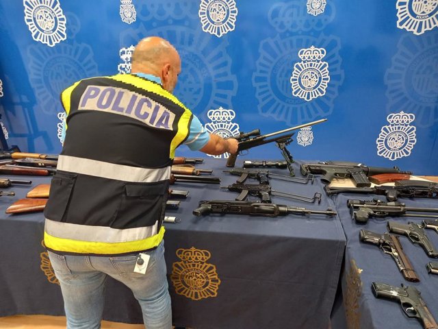 Armas de fuego y munición hallada en una vivienda de Estepona
