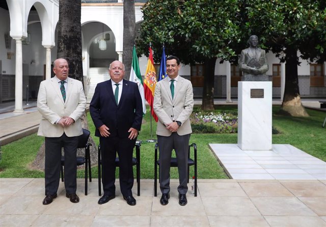 Javier Delmás Infante (i.), Jesús Aguirre (c.) y Juanma Moreno (d.), este miércoles en el Parlamento