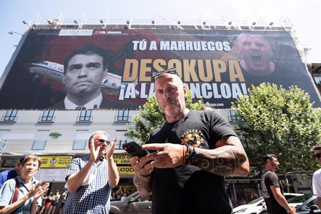 El líder de Desokupa, Dani Esteve, el día en el que la plataforma Desokupa ha desplegado una lona en Atocha contra el presidente del Gobierno 